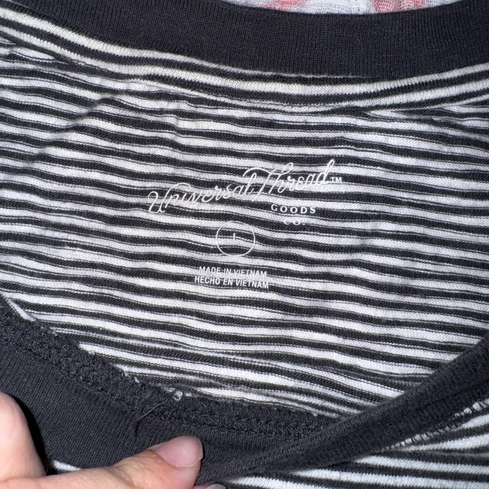 Universal Thread Striped T-Shirt - Picture 4 of 5